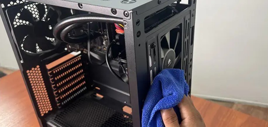 lau sạch các khu vực trên vỏ PC có bụi