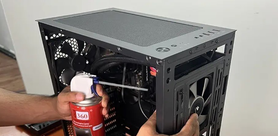 Sử dụng bình xịt khí nén để thổi bụi bẩn