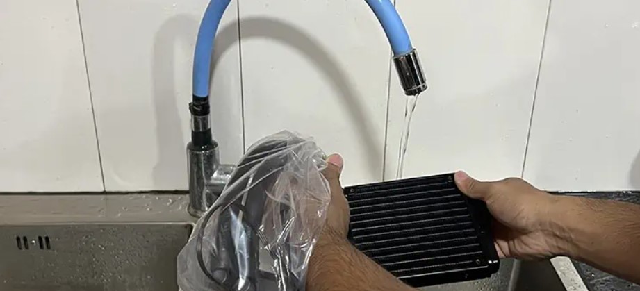 Dùng vòi phun nước để xịt qua bộ tản nhiệt