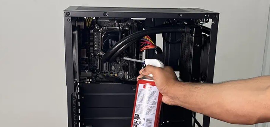 xịt một hoặc hai bình xịt vào bên trong thùng máy