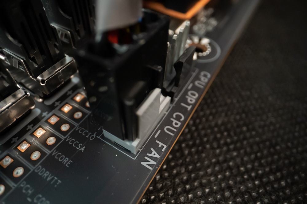 Cắm cáp quạt CPU vào đầu cắm quạt của CPU
