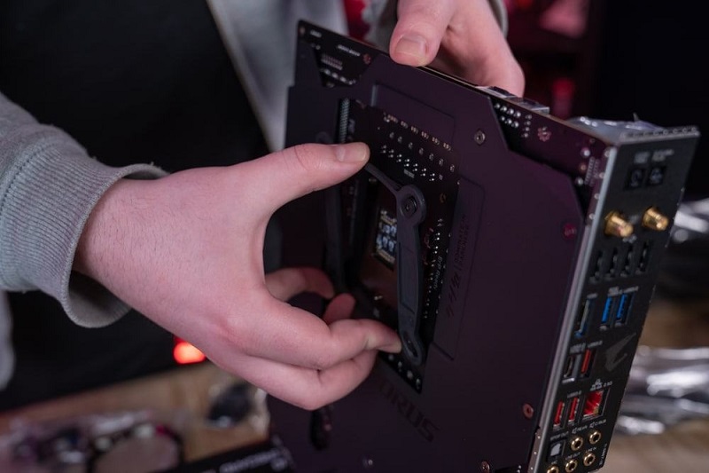 Lắp Backplate vào bo mạch chủ