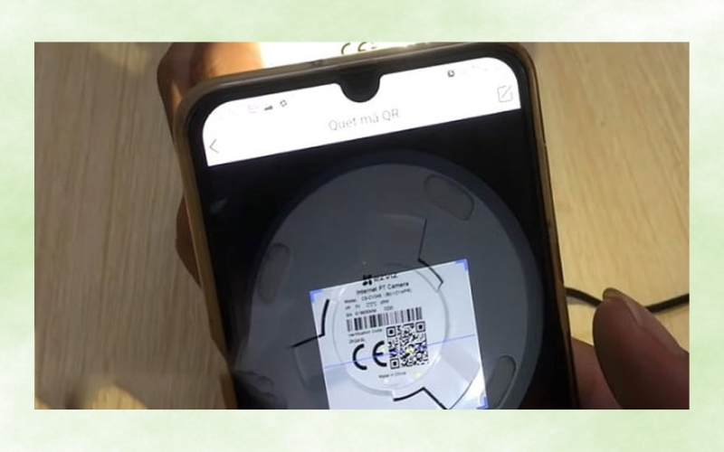 Dùng điện thoại quét mã QR code trên thân camera