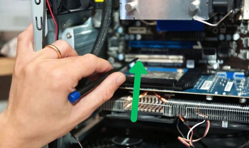 Xác định vị trí card và quan sát chi tiết cố định
