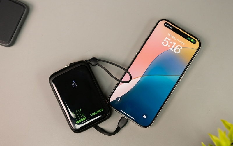 Cắm cáp sạc vào đúng cổng output