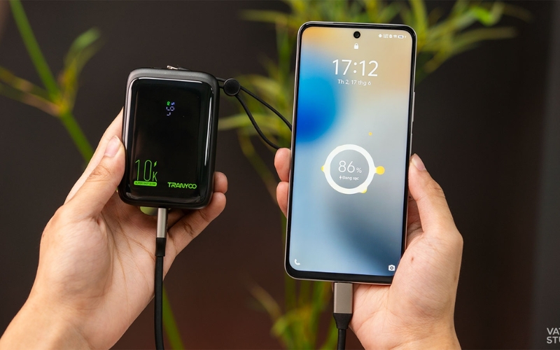 Tránh vừa sạc vừa sử dụng thiết bị